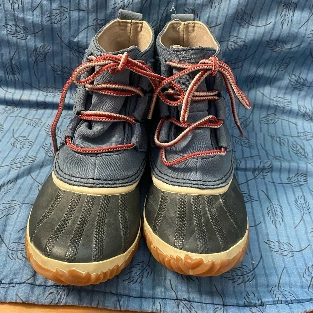 Sorel out and about blue low lace up duck boots 6